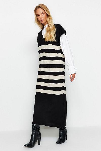 Trendyol Modest Schwarzes gestreiftes Strickpulloverkleid mit V-Ausschnitt TCTAW24UV00039