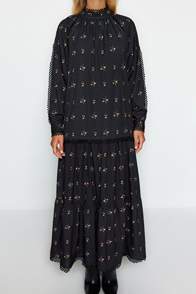 Trendyol Modest Μαύρο αξεσουάρ Λεπτομερές κανονικό λουλουδάτο υφαντό φόρεμα TCTAW24EB00071