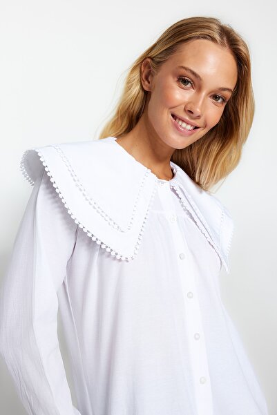 Trendyol Modest Tkaná košile s ecru límečkem a detailem bambulky TCTSS22GO0335