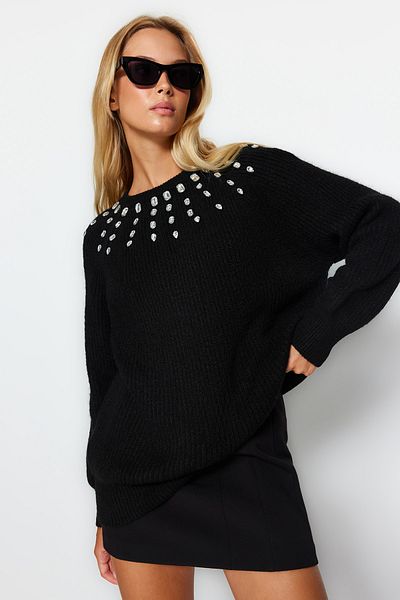 Trendyol Collection Schwarzer Strickpullover mit weicher Struktur und Steindetail TWOAW24KZ00685