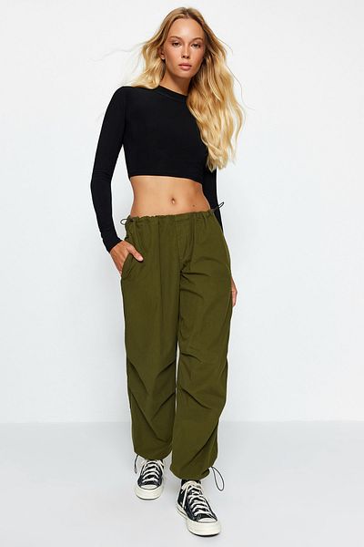 Trendyol Collection Czarna, dopasowana, krótka, rozciągliwa bluzka z dzianiny z wysokim kołnierzem i tyłem TWOAW24BZ00250