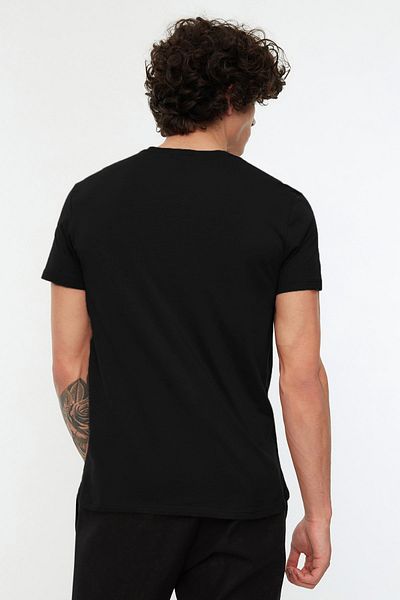 Trendyol Collection Schwarzes Slim Fit T-Shirt aus 100 % Baumwolle mit Rundhalsausschnitt – TMNSS19BO0001