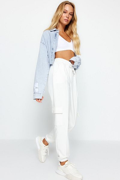 Trendyol Collection Ecru Loose Jogger tlusté pletené tepláky s kapsami TWOAW24EA00005