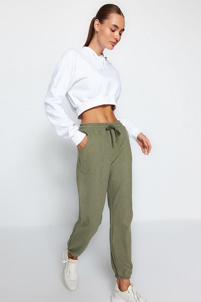 Trendyol Collection Khakifarbene Thessaloniki-Sport-Jogginghose mit bequemer Passform und Taschenstrick TWOAW21EA0168