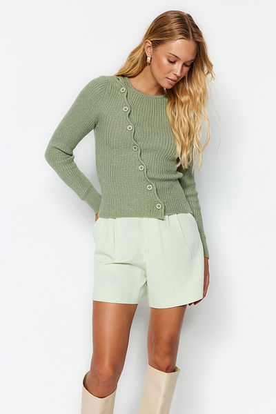 Trendyol Collection Khakifarbener, weicher, strukturierter Strickpullover mit Knöpfen TWOAW24KZ01079