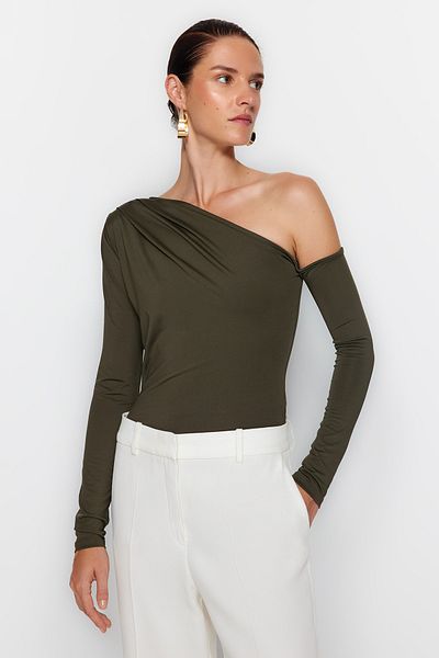 Trendyol Collection Khakifarbener Strickbody mit asymmetrischem Kragen und langen Ärmeln und Druckknopfverschluss TWOAW22BD0080