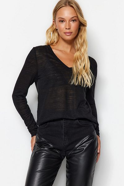 Trendyol Collection Schwarze, langärmlige Strickbluse in Leinenoptik mit V-Ausschnitt und regulärer Passform TWOAW24BZ00054