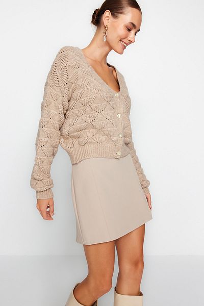 Trendyol Collection Perforierte Nerz-Strickjacke mit V-Ausschnitt - TWOAW24HI00311