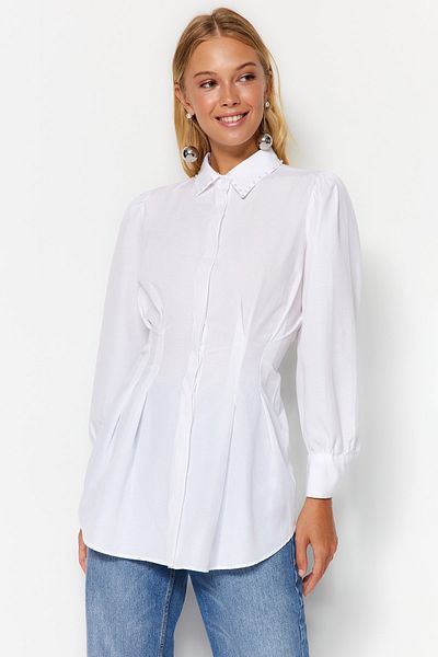 Trendyol Modest Weißes, tailliertes, gewebtes Hemd mit Perlendetail TCTAW24TG00027