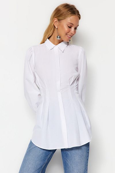Trendyol Modest Weißes, tailliertes, gewebtes Hemd mit Perlendetail TCTAW24TG00027