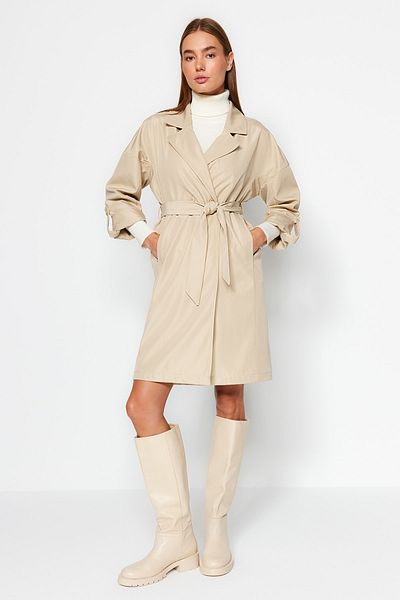 Trendyol Collection Beiger langer Trenchcoat - Übergröße, mit Gürtel und wasserabweisend TWOAW24TR00019