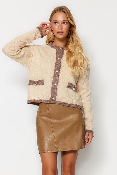 Trendyol Collection Farbblockierter Strick-Cardigan mit Steinbock – Jacken-Look TWOAW24HI00317