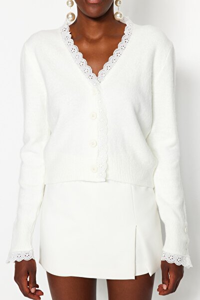 Trendyol Collection Miękki dzianinowy kardigan - ecru, z koronką, TWOAW24HI00131