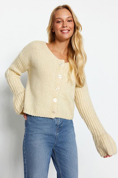 Trendyol Collection Beige kurzer Strickcardigan mit V-Ausschnitt und Ärmeldetail TWOAW24HI00300