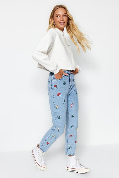 Trendyol Collection Blaue bestickte Mom-Jeans mit hoher Taille TWOSS21JE0591