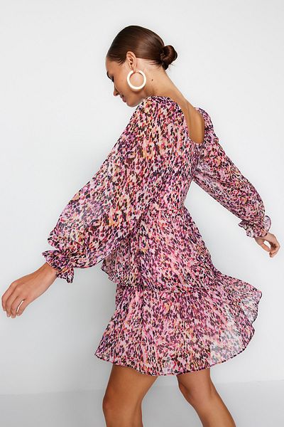 Trendyol Collection Rosa gewebtes Kleid mit geformtem Kragen und Volants TWOAW23EL01455