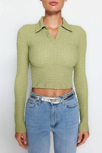 Trendyol Collection Zelená prémiová texturovaná tkanina Polo s výstřihem pletená halenka TWOAW24BZ00031