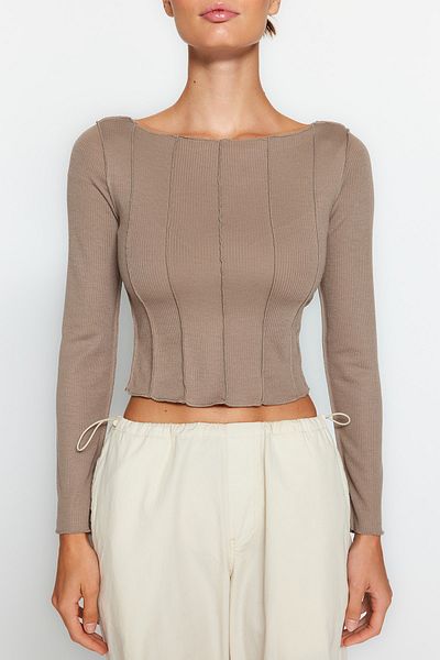 Trendyol Collection Beigefarbene, eng anliegende Bluse mit Carmen-Kragen und detaillierten Nähten TWOAW24BZ00127
