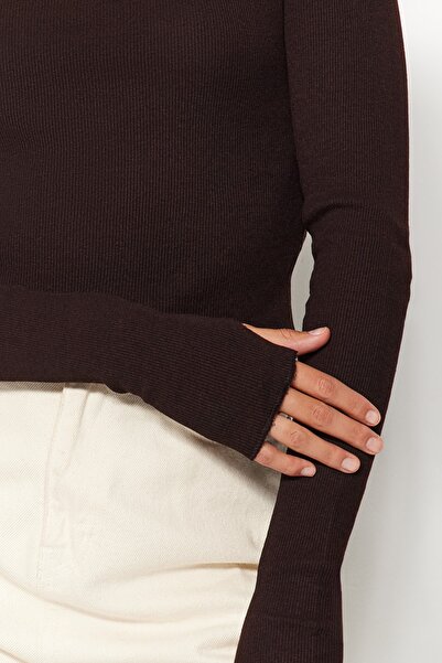 Trendyol Collection Hnědá žebrovaná přiléhavá/přiléhavá okénko/vykrojená pružná pletená halenka TWOSS21BZ0042