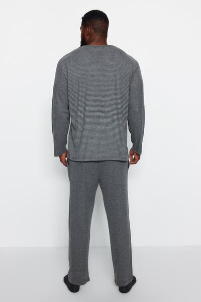 Trendyol Collection Σετ πιτζάμες καπνιστό πλεκτό κανονικής εφαρμογής μεγάλου μεγέθους TMNAW24AI00002