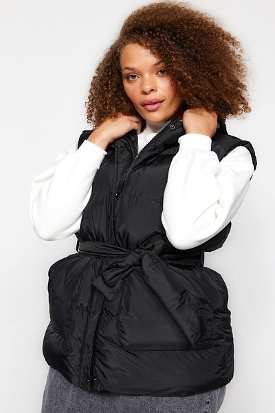 Trendyol Curve Schwarze Pufferweste mit Kapuze – Regular Fit, Gürtel TBBAW24BH00000