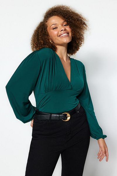 Trendyol Curve Smaragdgrüne Sandy-Strickbluse mit V-Ausschnitt TBBAW24AF00000