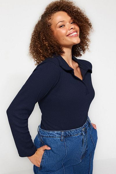 Trendyol Curve Marineblauer, taillierter, schnurgebundener Strickbody mit Hemdkragen und Druckknopfverschluss TBBAW23CS00007