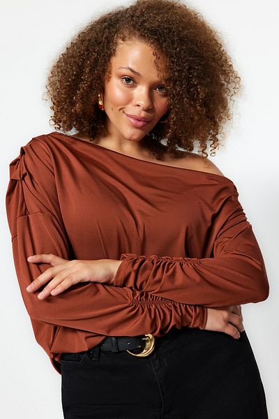 Trendyol Curve Braune Stretch-Strickbluse mit Scuba-Schultern und detaillierten Details TBBAW23AF00010