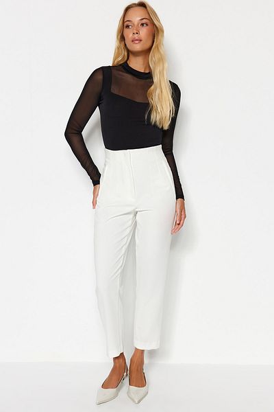 Trendyol Collection Schwarzer schmaler, langärmliger Stretch-Strickbody mit Druckknopfverschluss und Tülldetail TWOAW24BD00049