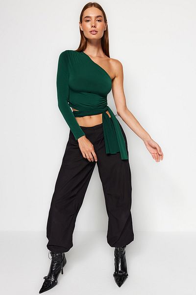 Trendyol Collection Smaragdgrüne, schmal geschnittene, detaillierte, einärmelige, bauchfreie, dehnbare Strickbluse TWOAW23BZ00094