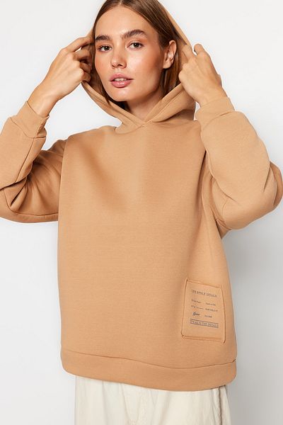 Trendyol Collection Beiges, lockeres Sweatshirt mit Kapuze und Aufdruck aus Rippstrick