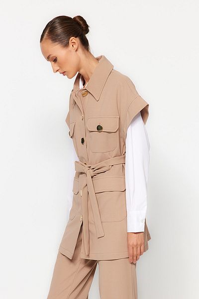 Trendyol Modest Nerzgoldener Anzug mit geknöpfter Weste und Hose aus Strickoberteil TCTAW22US0062