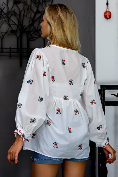 Chiccy White-Red Embroidered Woven Blouse with Plaid Collar and Balloon Cufflinks