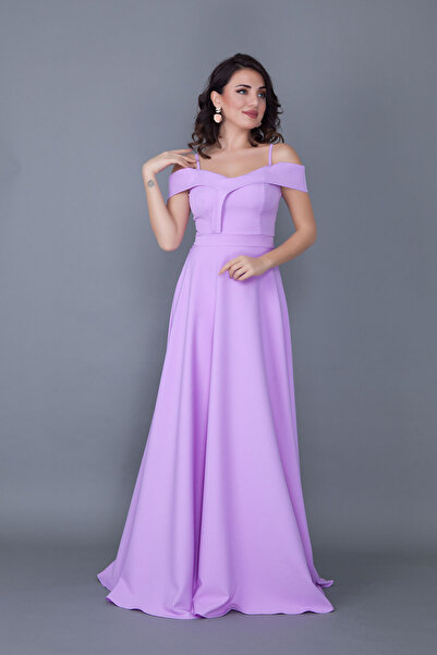 NO48 Liliowa sukienka maxi z odkrytymi ramionami i rozkloszowanym dekoltem