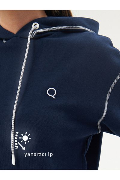 QMARI Hanorac oversize cu glugă cu cusătură Karyoka albastru bleumarin | Salonic moale | Logo Q alb brodat