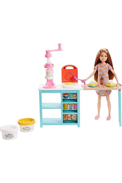 Barbie Stacie Kahvaltı Hazırlıyor