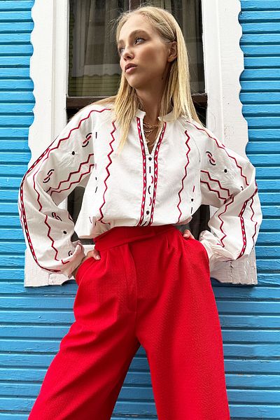 Trend Alaçatı Stili Dámská bílá halenka s vyšívaným stojáčkem s manžetou ALC-X10750