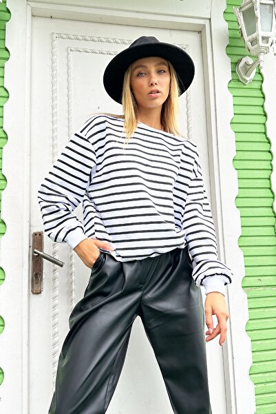 Trend Alaçatı Stili Dámská bílá černá mikina s výstřihem a výstřihem pruhovaná sezónní oversize mikina ALC-X8873