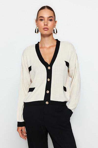 Trendyol Collection Strickjacke mit V-Ausschnitt und Blockfarben in Steinoptik - TWOAW24HI00161