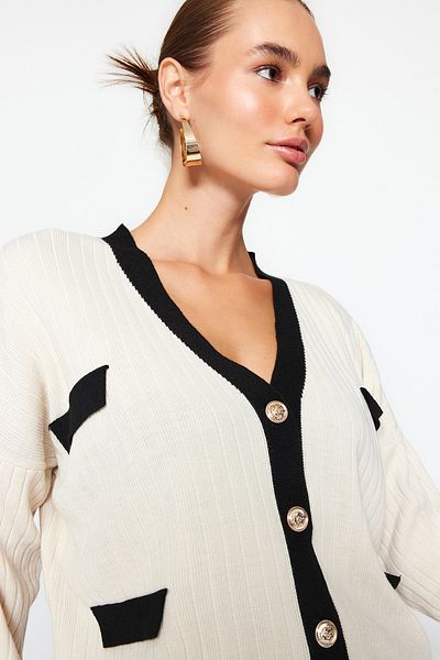 Trendyol Collection Strickjacke mit V-Ausschnitt und Blockfarben in Steinoptik - TWOAW24HI00161