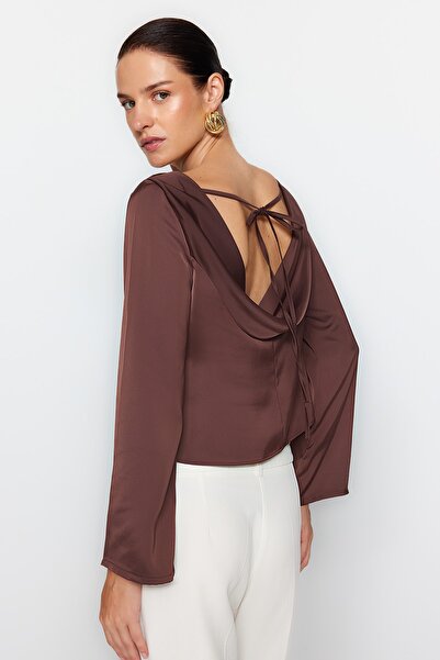 Trendyol Collection Hnědá záda Detailní saténová tkaná halenka TWOAW24BZ00286