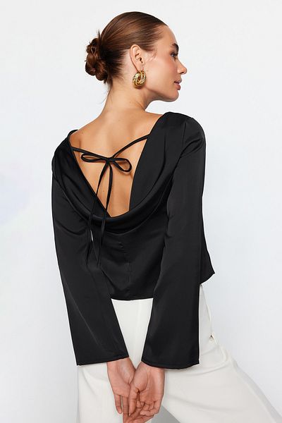 Trendyol Collection Schwarze Bluse aus gewebtem Satin mit Rückendetails TWOAW24BZ00286