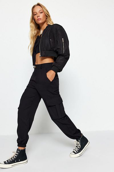 Trendyol Collection Schwarze Hose aus gewebtem Stoff mit Cargotaschen TWOAW24PL00234