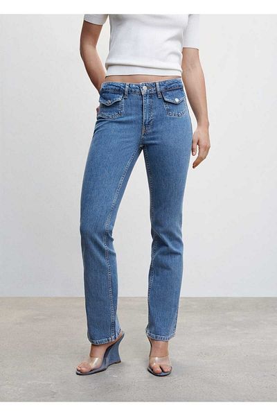 MANGO Woman Jeanshose mit ausgestelltem Bein und Tasche