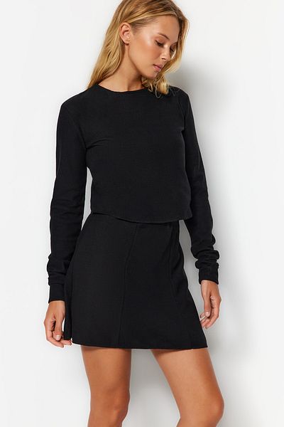 Trendyol Collection Czarna dzianinowa bluzka z okrągłym dekoltem i niskimi ramionami Selanik/Dzianina TWOAW24BZ00168
