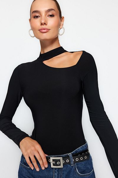 Trendyol Collection Schwarzer Choker-Kragen mit Cut-Out-Details, taillierter/taillierter Stretch-Strickbody mit Druckknopf TWOAW24BD00033