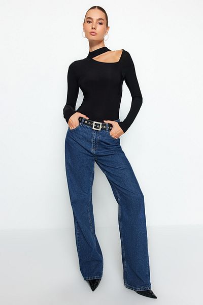 Trendyol Collection Schwarzer Choker-Kragen mit Cut-Out-Details, taillierter/taillierter Stretch-Strickbody mit Druckknopf TWOAW24BD00033