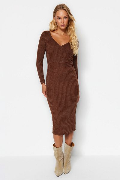 Trendyol Collection Hnědé pletené zboží Vypasované midi dvouřadé pletené šaty s výstřihem TWOAW24EL00603