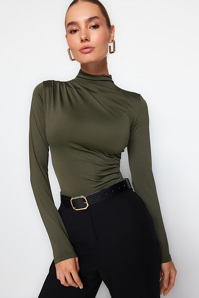Trendyol Collection Khakifarbener Stretch-Strickbody mit Stehkragen und Druckknöpfen, gerafftem Detail TWOAW24BD00014