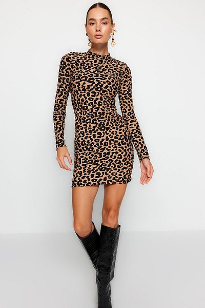 Trendyol Collection Velbloudí leopardí vzor osmanského vypasovaného vysokého límce s dlouhým rukávem pružné pletené šaty TWOAW24EL00334